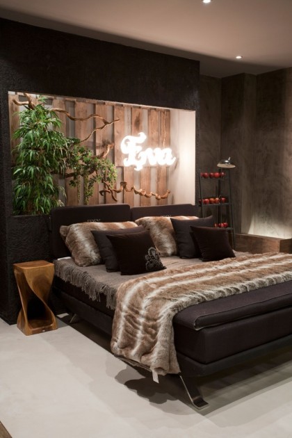 Stunning Bedroom With Small Area For The Fresh Plant 420x630 Apartment