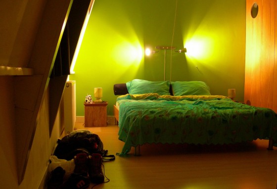 Cool Green Bedroom Green Wall And Green Beddin With Yellow Lights Effect 560x382 Ideas