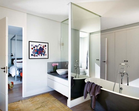 Moern Bathroom Design With Bathtub Beside Bedroom 560x448 Interior Design