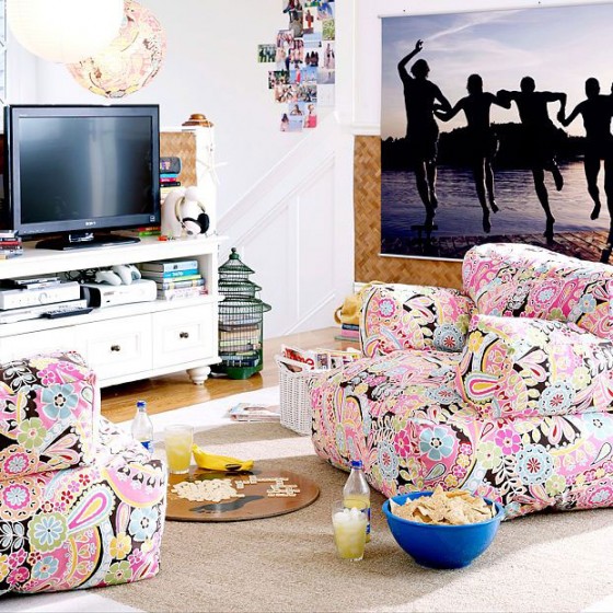 Stylish Dorm Room With Cute And Colorful Sofa1 560x560 Architecture